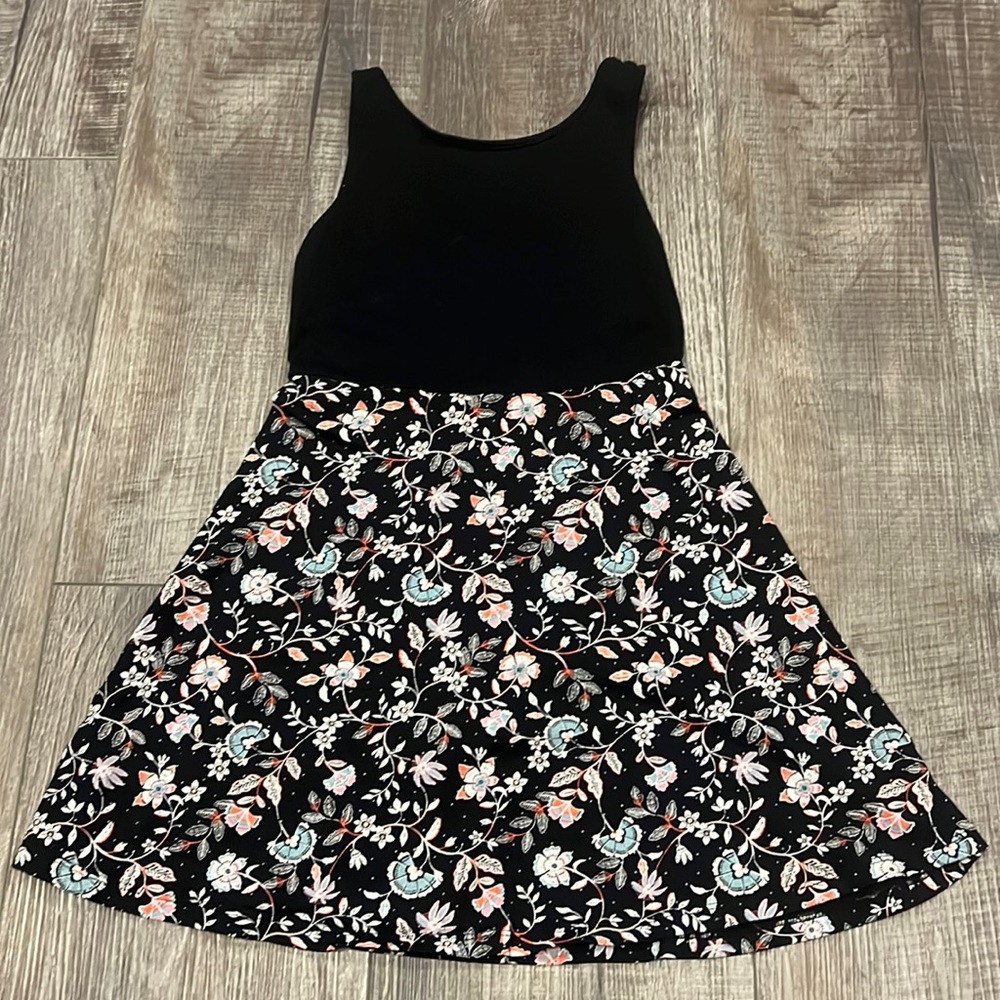 Girls Old Navy- black floral sleeveless fit & flare dress. Size M Like new